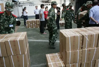 成捆高考試卷太重，印刷廠職工使用手動(dòng)液壓搬運(yùn)車更省力