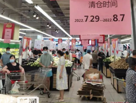 石家莊兩大知名連鎖超市撤店，店員用液壓搬運(yùn)車(chē)搬運(yùn)貨柜