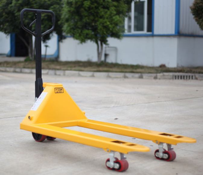 石家莊小區(qū)封控，手動(dòng)叉車(chē)搬運(yùn)生活用品緩解壓力